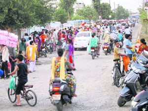 The Apni Mandi on the busy Guru Nanak Pura road has been putting motorists to a great hardship in Jalandhar. 