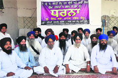 Members of the Shiromani Gurmat Granthi Rahi Sabha during a protest in the front of Gurdwara Shri Guru Singh Sabha, Nanak Nagar in Jammu on Tuesday. Tribune Photo: Inderjeet Singh