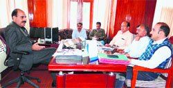 SDA vice-chairman Mohammad Shafi Rather during a meeting with HUDCO officials in Srinagar on Tuesday. A tribune photograph