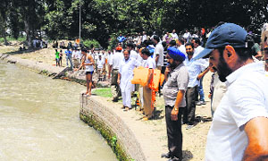 DSP Gurmeet Singh Kingra and SHO Thermal Kabal Singh take stock of the situation. 