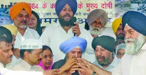 Aam Aadmi Party leader Arvind Kejriwal and leaders of the Delhi Sikh Gurdwara Management Committee offer juice to French Sikh Sardar Iqbal Singh Bhatti after he breaks his indefinite hunger strike at Jantar Mantar in New Delhi on Wednesday.
