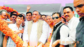 Chief Minister Vijay Bahuguna being greeted by by Congress workers at Dwarhat in Almora district on Wednesday. 
