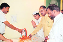Senior Congress leaders pay obesiance at the photo of former Prime Minister Chaudhary Charan Singh on his death anniversary at Congress Bhavan in Dehradun on Wednesday. 