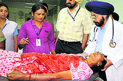 Doctors attend to Veena, who was stabbed by her lover, at PIMS