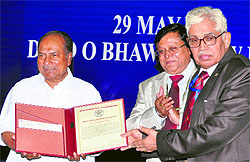 Defence minister AK Antony presents DRDO Life-Time Achievement Award to Dr Eswara Bhagiratharao (R) in New Delhi on Wednesday