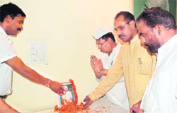 Senior Congress leaders pay obesiance at the photo of former Prime Minister Chaudhary Charan Singh on his death anniversary at Congress Bhavan in Dehradun on Wednesday. A Tribune photograph