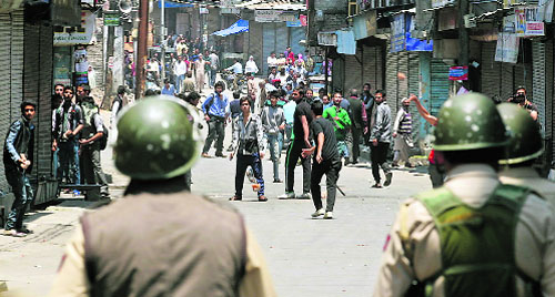 JKLF supporters clash with policemen on Thursday during a protest in Maisuma area of Srinagar after JKLF chairman Yasin Malik was allegedly detained and thrashed.
