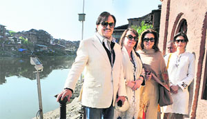 Veteran Bollywood actor Sanjay Khan on Thursday made a surprise visit to Srinagar. Khan had come to attend the inauguration of an exhibition at the Lal Ded Cultural Centre. 