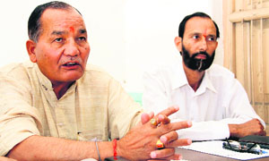 Senior UKD leader Kashi Singh Aeri addresses mediapersons in Dehradun on Friday.
