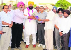 Municipal Councillor Tanvir Singh Dhaliwal being felicitated by residents of Shaheed Bhagat Singh Nagar in Ludhiana on Friday