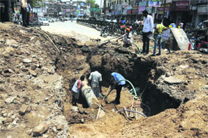 Repairing of a faulty sewerage pipe near the Gole Diggi has put the commuters to inconvenience in Bathinda on Saturday.