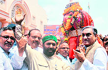 Uttarakhand Chief Minister Vijay Bahuguna and State Education Minister Mantri Prasad Nainthani (in green cap) welcome the Jagdishila yatra in Dehradun on Saturday
