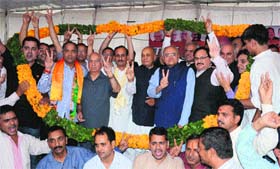 From left: BJP candidate Jai Ram Thakur with Shanta Kumar, Satpal Satti, PK Dhumal, Balbir Punj, JP Nadda and others in Mandi on Saturday