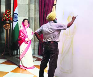 Former Indian President Ms Pratibha Patil strikes a pose while Rahi Mohinder Singh paints her portrait