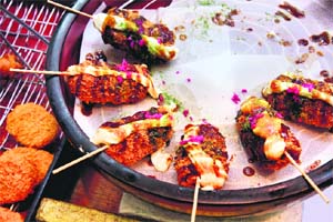 One can sample a variety of Japanese street food in Nishiki market