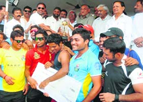 Chief Minister Vijay Bahuguna presents the 31st All-India Uttarakhand Gold Cup Cricket Tournament trophy to the winning team in Dehradun on Sunday