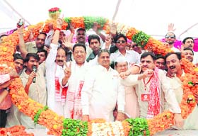 Uttarakhand Congress leaders at the felicitation function of newly elected state president of INTUC Dinesh Sundriyal at Congress Bhawan in Dehradun on Sunday