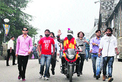 Renowned magician Samrat Shankar rides a bike blindfolded on the Ridge in Shimla on Sunday. Tribune photo