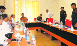 Lt-Gen Anil Bhalla holds discussions with CUHP Vice-Chancellor Furqan Qamar and other officials at Shahpur on Friday. Photo: Ashok Raina