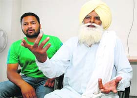 Farmer Pargat Singh and his nephew Gurmeet Singh in Jalandhar