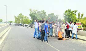 Members of the Hindu Sikh Jagriti Sena protest against the MC on the elevated road in Ludhiana on Sunday