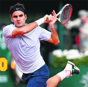  Roger Federer was given a tough fight by Frances Gilles Simon in their round of 16 match on Sunday. 