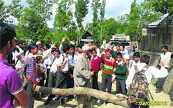 Students of Government High School, Rajpora, protest against the shortage of teaching staff and lack of accomodation in school. A Tribune Photograph