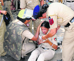 A woman constable recovers after fainting . 