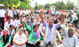 Forest employees stage a protest in support of their demands in front of the Secretariat in Dehradun on Wednesday.