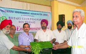 Executive Officer of the Phagwara Municipal Corporation, Adarsh Sharma, being honoured by the Phagwara Environment Association on Wednesday.