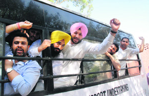 Ravneet Bittu, Congress Member of Parliament from Anandpur Sahib, and other party activists being taken away by the police. 