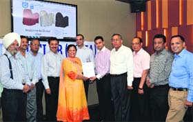 MridulaJain, MD, Shingora Textiles Ltd, Vice-Chairperson, Shawl Club (India), being nominated as the new chairperson of Shawl Club (India) by Amir Sheikh, India, Head Wool Mark Company