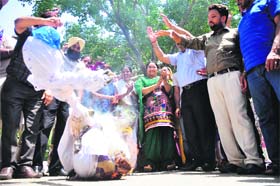 Activists of the Rural Veterinary Pharmacists Union burn an effigy of Punjab Government at zila parishad office in Ludhiana on Thursday