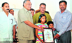 Chief Minister Vijay Bahuguna honours Sangeeta Aggarwal posthumously with Bharat Rakshak Award in Dehradun on Friday. Sangeetas husband and children receive the award