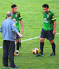 Brazilian coach Luiz Felipe Scolari with Neymar and Fred during a training session