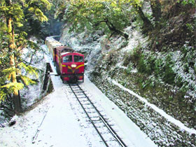 Never before has India laid railway lines in such high mountains. The British-built railway lines in the Himalayas terminate at an altitude of some 6,500 feet in Shimla and Darjeeling.