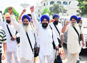 The jatha leaving for Pakistan.