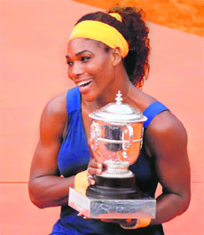 USA's Serena Williams poses with the Suzanne-Lenglen trophy. 