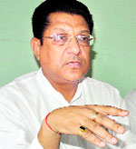 Uttarakhand Congress Vice-President Suryakant Dhasmana addresses mediapersons in Dehradun on Sunday.