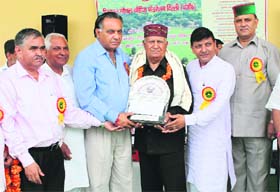 Transport Minister GS Bali and MLA Rajender Rana felicitate an officer-bearer of the Social Bodies Federation at Sujanpur on Sunday