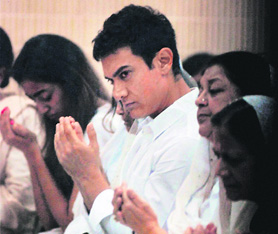Aamir Khan prays during a memorial service for Jiah Khan in Mumbai on Sunday.