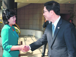 North Korean chief delegate Kim Song-Hye (L) shakes hands with her South Korean counterpart Chun Hae-Sung in Panmunjom on Sunday.