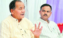 Kashi Singh Airy, a senior Uttarakhand Kranti Dal leader, addresses mediapersons in Dehradun on Monday. 