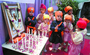 Students of Kiddies Paradise Playway School pay tributes to Guru Arjan Dev. 
