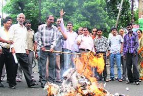 Members of the Uttaranchal Swatchkar Sangh burn an effigy of Mukh Nagar Adhikari of the Dehradun Municipal Corporation in Dehradun on Tuesday in protest against the non-fulfilment of their demands