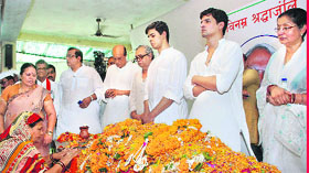 Family members and relatives pay their last respects to the mortal remains of VC Shukla before his funeral procession in Raipur on Wednesday.
