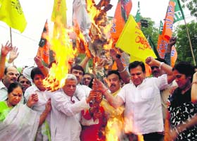 BJP workers burn an effigy of Bhupinder Singh Hooda in Gurgaon on Thursday