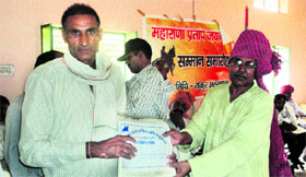 All-India Rajput Mahasabha chief Thakur Attar Lal honours a valiant ex-serviceman.