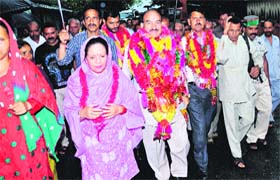 Congress candidate Pratibha Singh with Kaul Singh Thakur during an election campaign at the Drang constituency in Mandi on Thursday