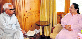 Governor NN Vohra during a meeting with CDR Executive Director Sushobha Barve.